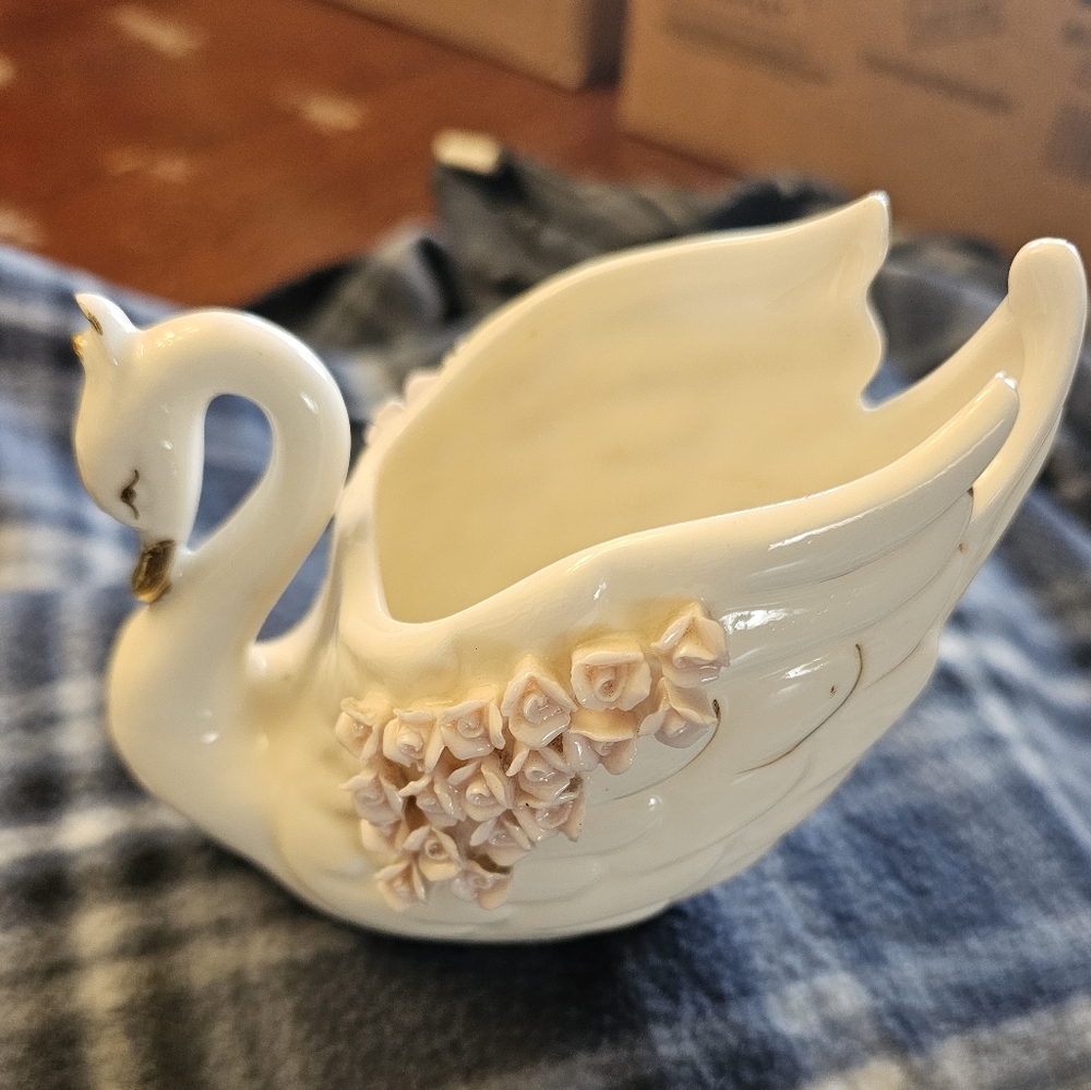 Vintage Elegant Cream Swan.